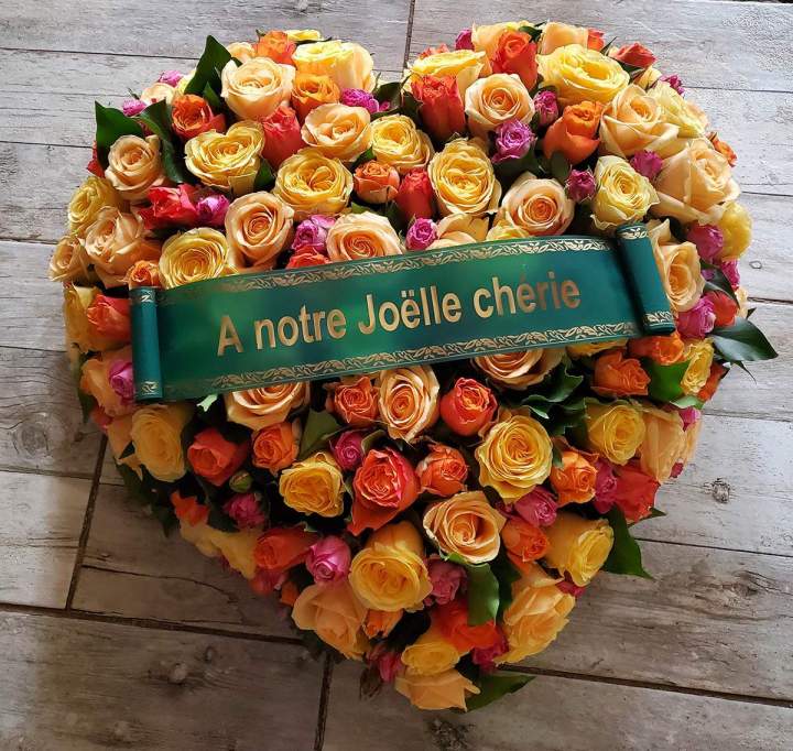 Une fleuriste réalisant des compositions florales pour les enterrements à Angerville